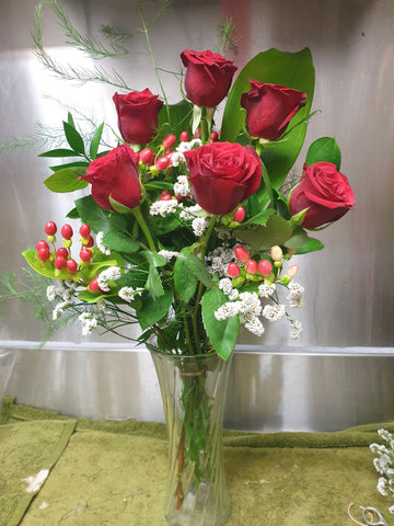 6 Roses in a glass vase